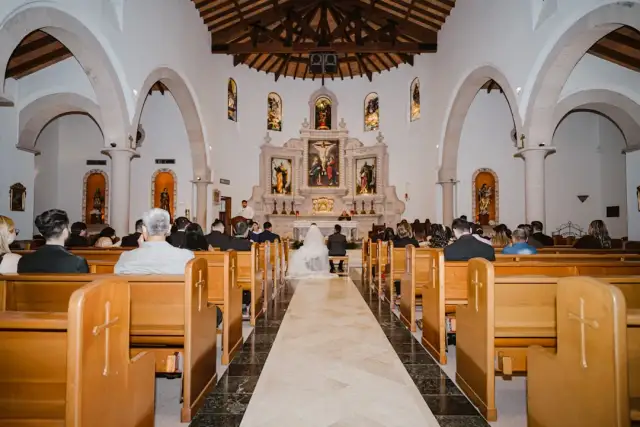 Spodnie z dziurami w kościele: Czy to brak szacunku? Zasady i opinie