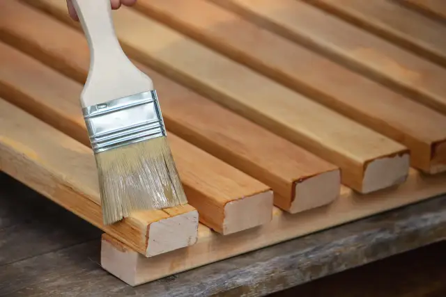 Jak pomalować drewniane meble ogrodowe, aby uniknąć zniszczeń?