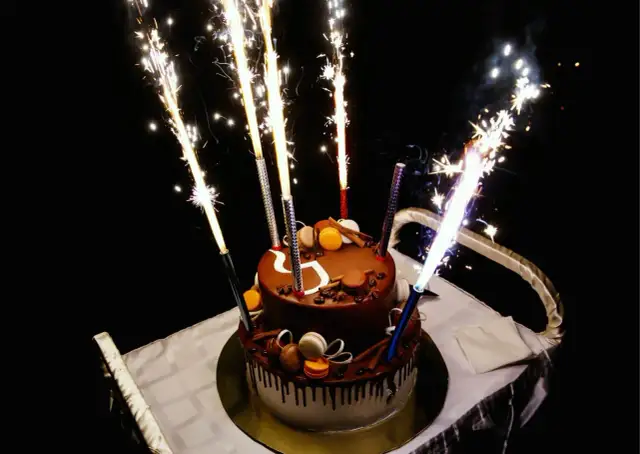 Jak bezpiecznie odpalić świeczkę fontannę i uniknąć zagrożeń