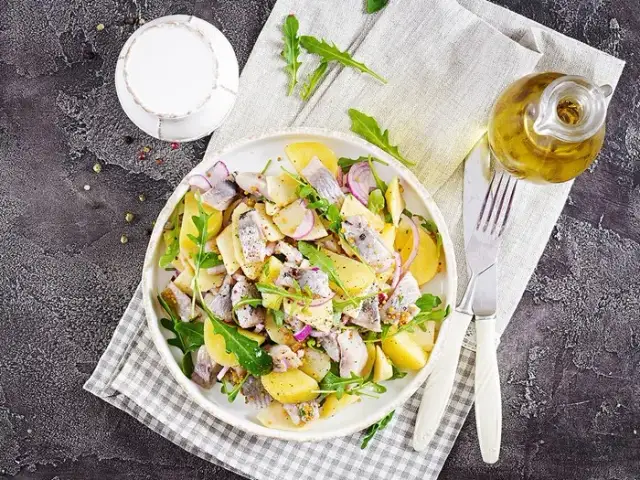 Co można zrobić z ugotowanych ziemniaków? 10 pysznych pomysłów na dania