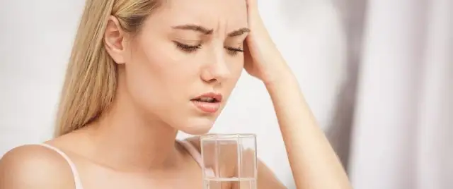 Odwodnienie objawy psychiczne: jak brak wody wpływa na samopoczucie