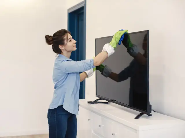 OLED: Jak czyścić ekran, by go nie zniszczyć? Sprawdzone metody.