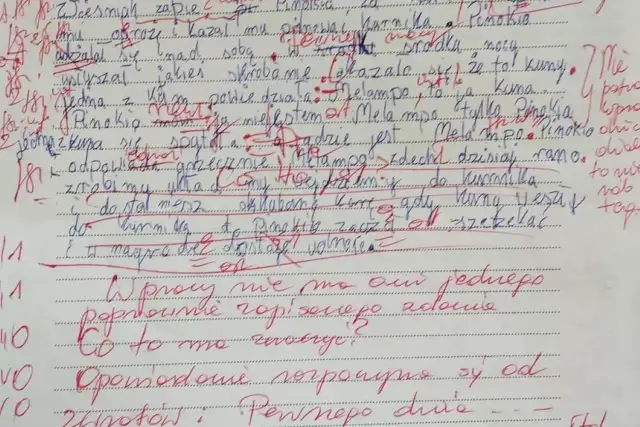 Przykłady pisma z dysgrafią: litery nierówne, pochylone, zniekształcone. Tekst opowiada o Pinokiu i jego przygodach.