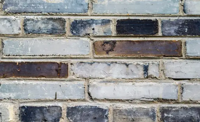 Jak usunąć plamy na ścianie z komina - sprawdzone metody i porady