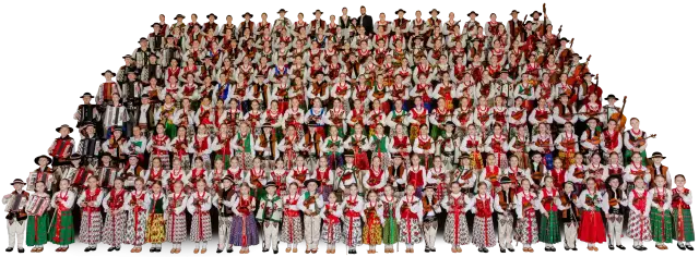 Wielka grupa dzieci i młodzieży w strojach ludowych, grających na akordeonach i skrzypcach. To piękna prezentacja muzyki ludowej Mazowsza.