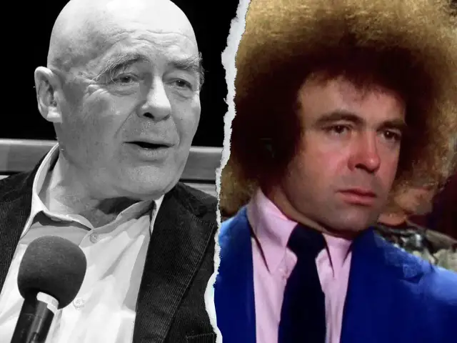 Dwaj artyści: łysy mężczyzna przy mikrofonie i mężczyzna z burzą włosów w niebieskiej marynarce. Może to scena z Kabaretu Dudek, gdzie ucz się Jasiu!