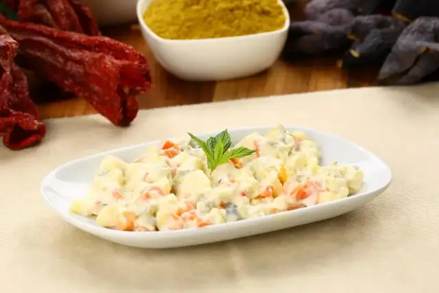 Ile może stać sałatka jarzynowa? Sprawdź, zanim się zepsuje!