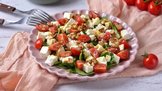 Najlepsze sosy do sałatki z fetą, które zachwycą Twoje kubki smakowe