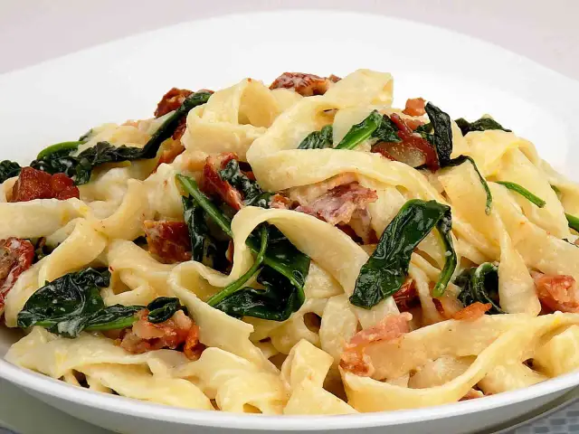 Pyszny makaron z boczkiem i szpinakiem w kremowym sosie z mascarpone.