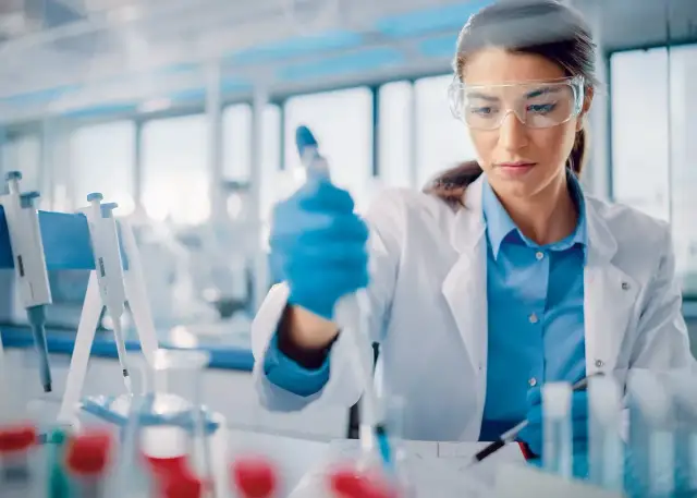 Zarobki biotechnologa medycznego w Polsce: Ile naprawdę zarobisz?