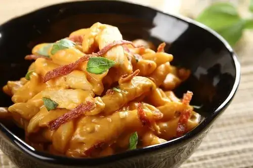 Pyszne penne z kurczakiem i pomidorami - prosty przepis krok po kroku