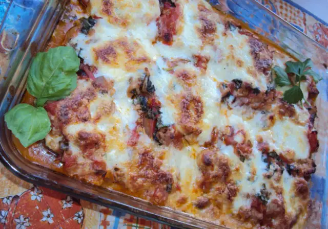 Prosta zapiekanka z cukinii i mięsa mielonego, która zachwyci smakiem