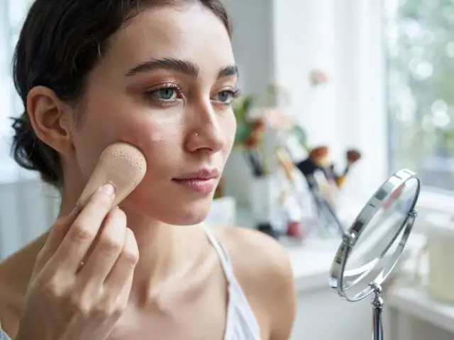Jak perfekcyjnie używać gąbki do makijażu? Poradnik krok po kroku