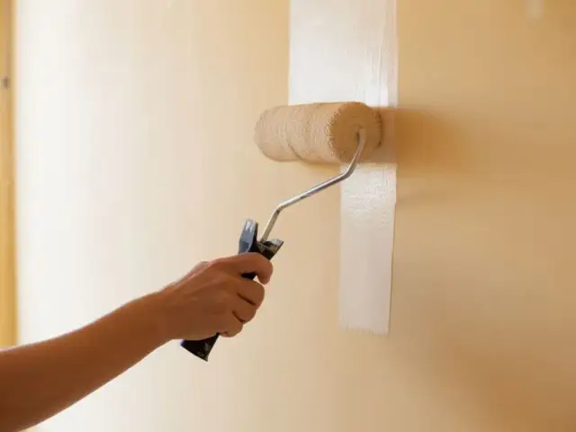 Gruntować gładź między warstwami? Ekspert radzi, kiedy NIE!