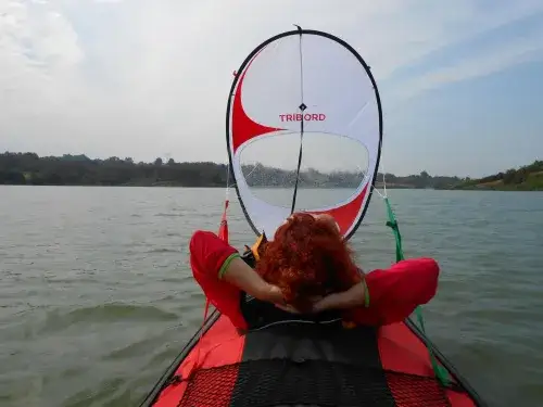 Jak zrobić żagiel do kajaka DIY? Pływaj z wiatrem!