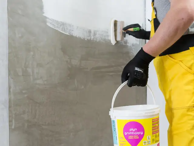 Jaki grunt pod tynk mozaikowy? Wybierz dobrze i uniknij błędów!