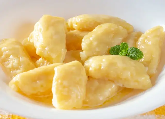 Jak zrobić leniwe pierogi? Prosty przepis krok po kroku