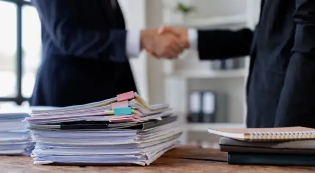 Kto płaci za praktyki zawodowe? Ważne informacje o wynagrodzeniu