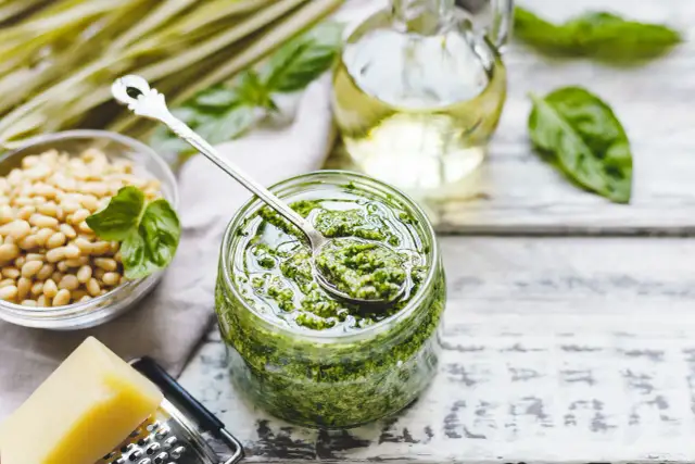 Pesto do czego? Do makaronu, na kanapki, do sałatek. Świeże zioła, orzeszki piniowe, parmezan i oliwa tworzą idealny sos.