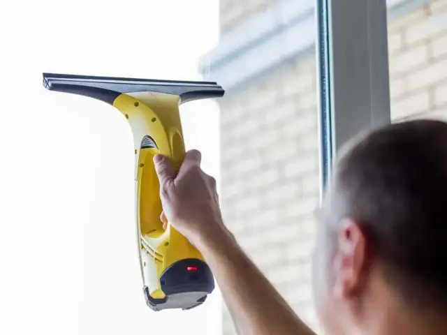 Ile za mycie okien? Cennik, czynniki i jak nie przepłacić?