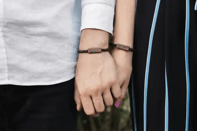 Na której ręce nosić bransoletkę? Unikaj wpadek i poznaj sekretne zasady