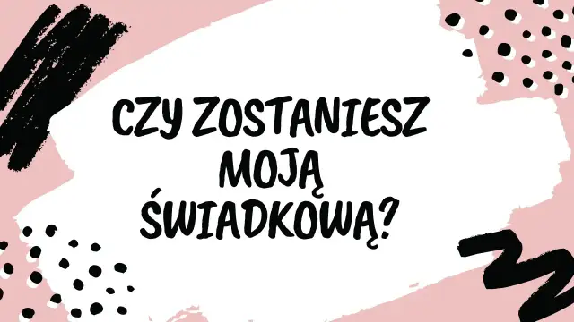 Pytanie "Czy zostaniesz moją świadkową?" na różowym tle z czarnymi wzorami. Idealne na zdrapkę z pytaniem do przyszłej świadkowej.