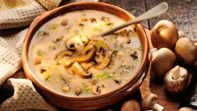 Skuteczne sposoby na to, jak zagęścić zupę pieczarkową bez grudek