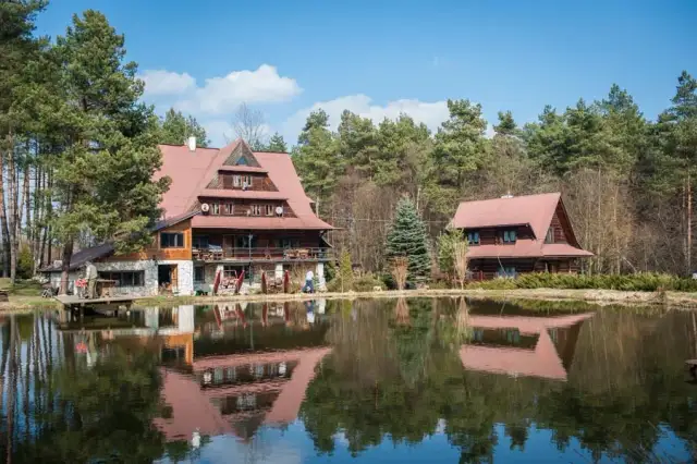 Łowiska z noclegiem w Polsce: Gdzie złowić rybę i komfortowo spać?