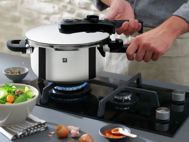 Jak gotować zupę w szybkowarze? Szybko, smacznie, bez błędów!