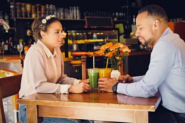 Jak odczytać, że on kocha? Męskie sygnały miłości i zaangażowania