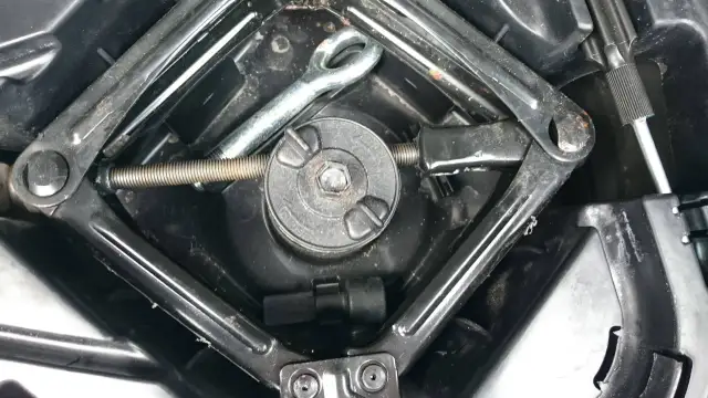 Podnośnik i klucz do kół w schowku Fiata Ducato. Przygotowanie do tego, jak zdjąć koło zapasowe Fiat Ducato.