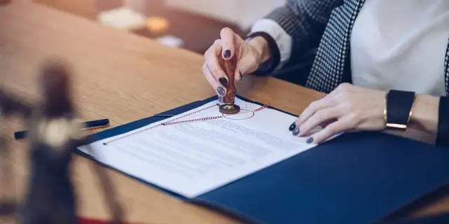 Ile zapłacisz u notariusza? Poznaj ukryte koszty i negocjuj!