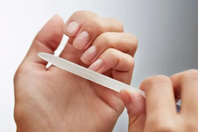 Co zrobić jeśli paznokcie rosną w dół? Skuteczne metody pielęgnacji