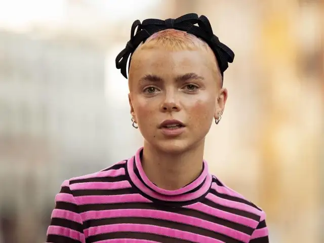 Opaska z węzłem: Jak nosić? Praktyczny poradnik i inspiracje