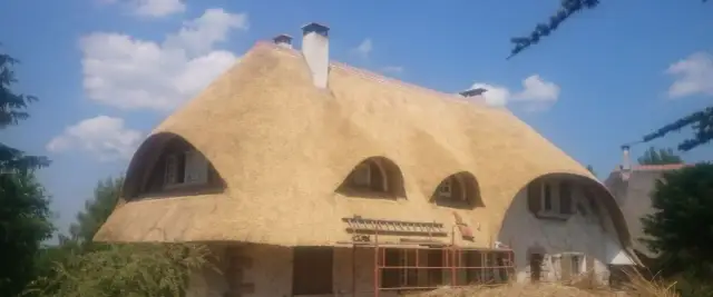 Strzecha na dach - naturalne piękno i ekologiczne korzyści