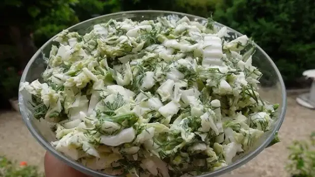 Surówka colesław: czy naprawdę smakuje pysznie czy przepysznie?