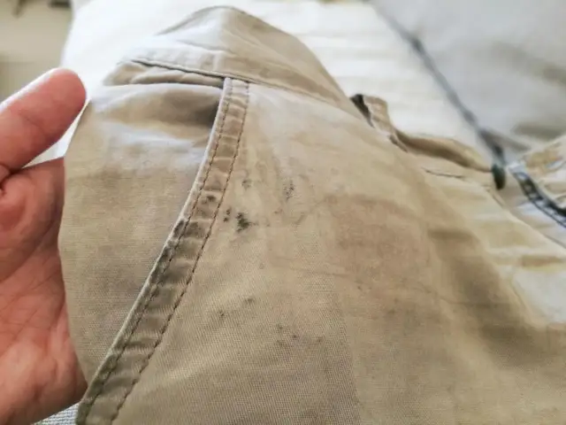 Jak usunąć plamy ze smaru? Sprawdzone metody krok po kroku