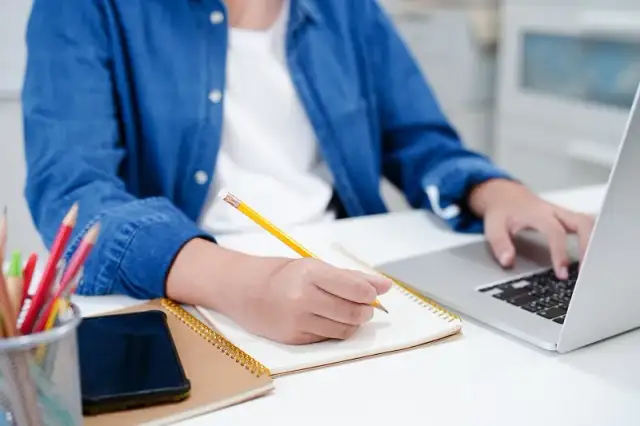 Jak oznaczyć cytat w pracy magisterskiej, aby uniknąć błędów?