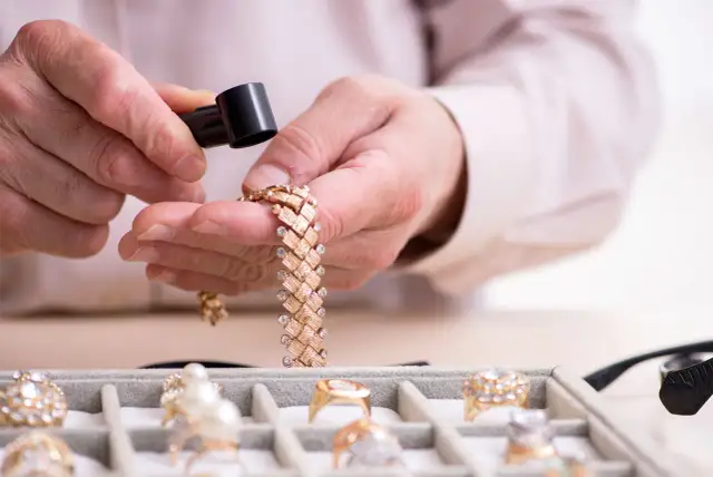 Jak sprawdzić złoto bez próby? Domowe metody i triki