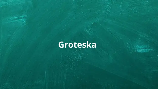 Biały napis "Groteska" na zielonej tablicy. To słowo opisuje coś dziwacznego, absurdalnego, co jest sednem groteski.