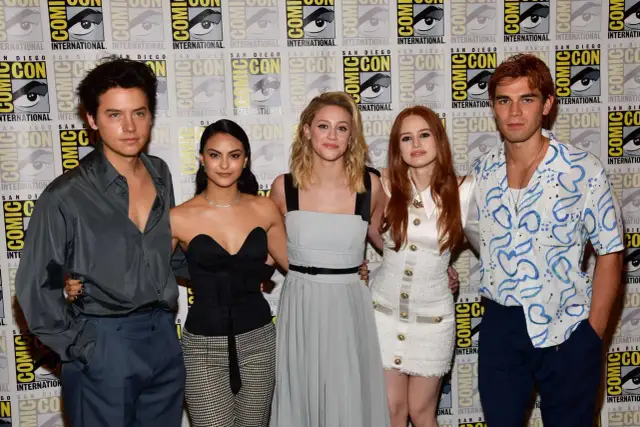 Cole Sprouse z obsadą serialu "Riverdale" na Comic-Con. Aktor znany z filmów, seriali i programów.