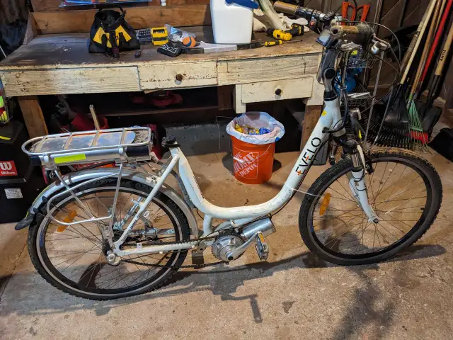 Jak wyjąć baterię z roweru elektrycznego bez kluczyka – uniknij problemów