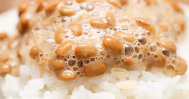 Natto, czyli sfermentowana soja, to popularny element tego, co japończycy jedzą na śniadanie, podawana na ryżu.