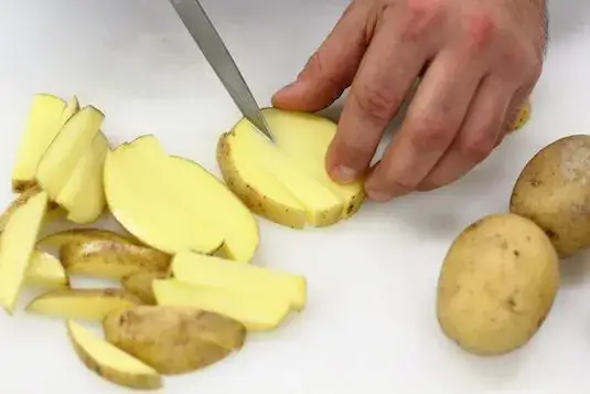 Jak pokroić ziemniaki na frytki, aby uzyskać idealną chrupkość