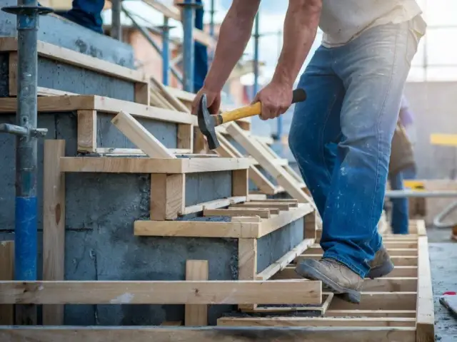 Kiedy zdjąć szalunek ze schodów, aby uniknąć pęknięć betonu?