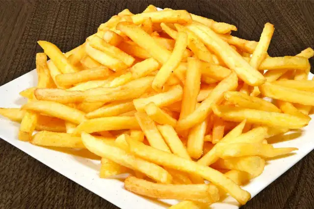 Jak są frytki po angielsku? Odkryj różnice między chipsami a fries