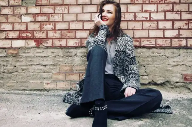 Jaką bluzkę do dzwonów wybrać, aby wyglądać stylowo i schludnie?