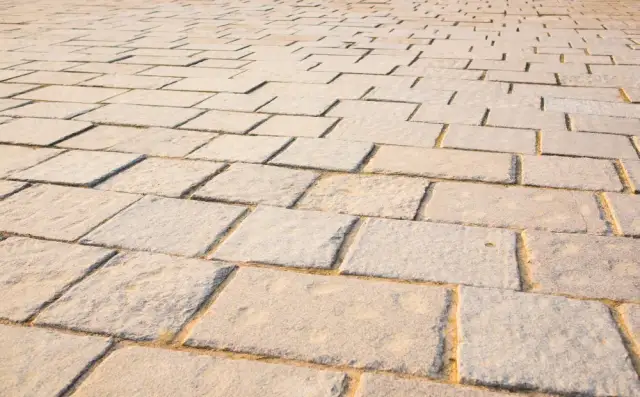 Czym fugować kostkę brukową, aby uniknąć kosztownych błędów?