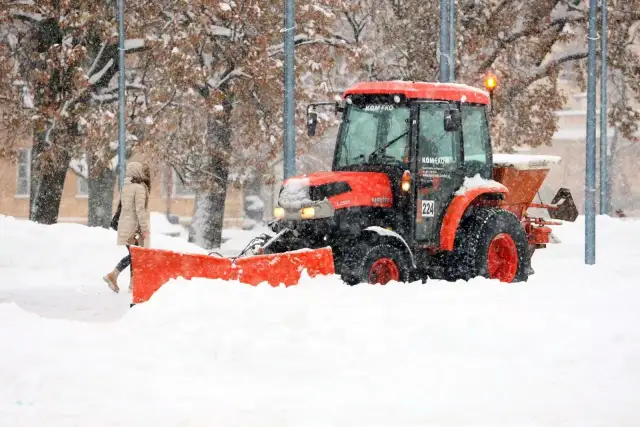 Odśnieżanie dachów ile można zarobić? Sprawdź realne zarobki!