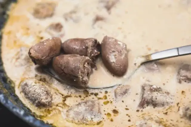 Jak przygotować serca drobiowe w sosie własnym – prosty przepis na obiad